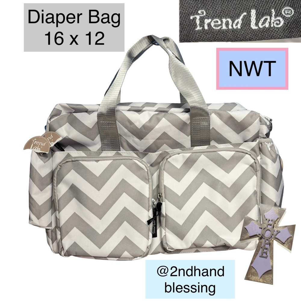 NWT Trend Lab Chevron Deluxe Duffel Diaper Bag, Shoulder Strap Gray White 16x12